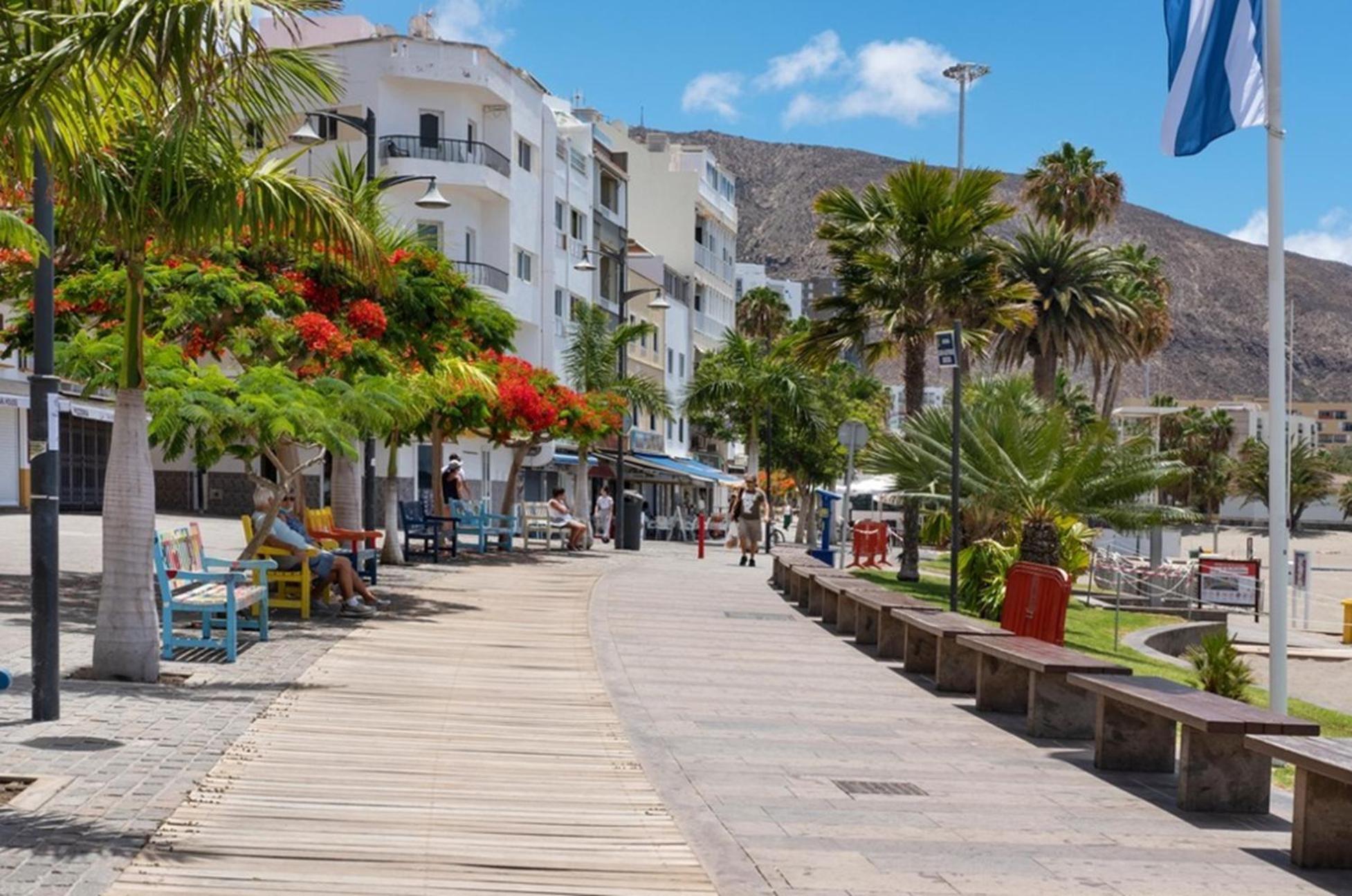 Few Steps From The Beach Hostel In Los Cristianos Arona  Bagian luar foto
