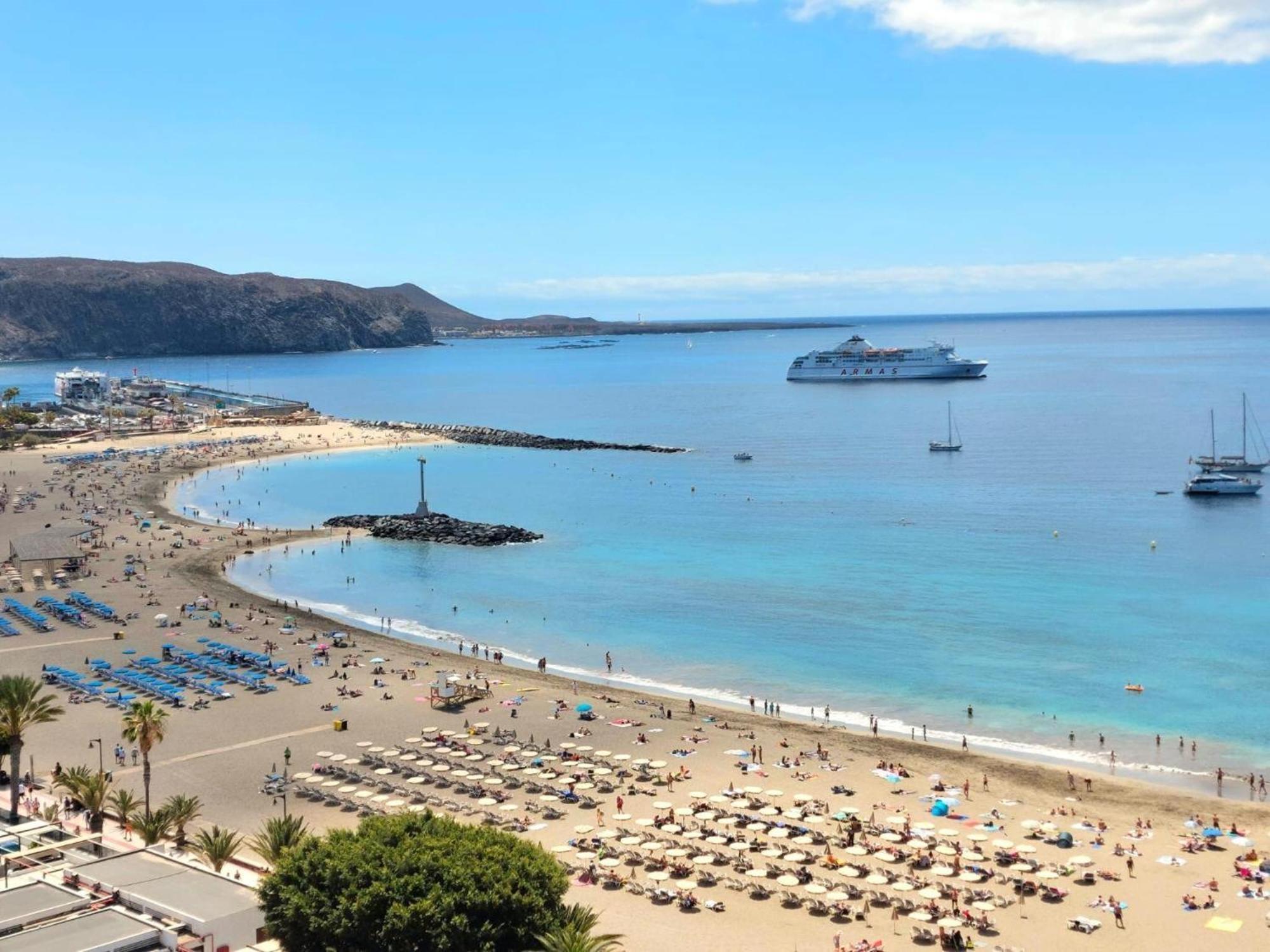Few Steps From The Beach Hostel In Los Cristianos Arona  Bagian luar foto