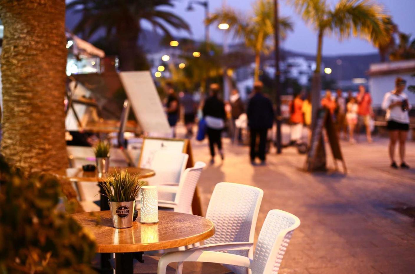 Few Steps From The Beach Hostel In Los Cristianos Arona  Bagian luar foto