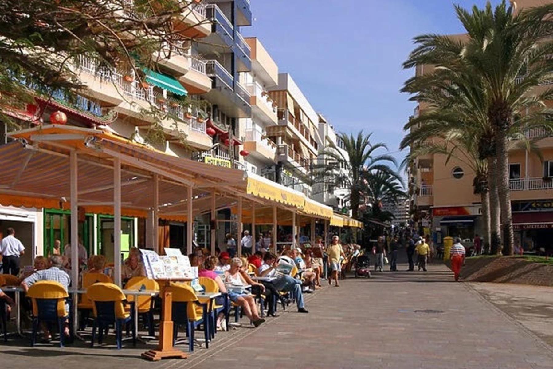 Few Steps From The Beach Hostel In Los Cristianos Arona  Bagian luar foto