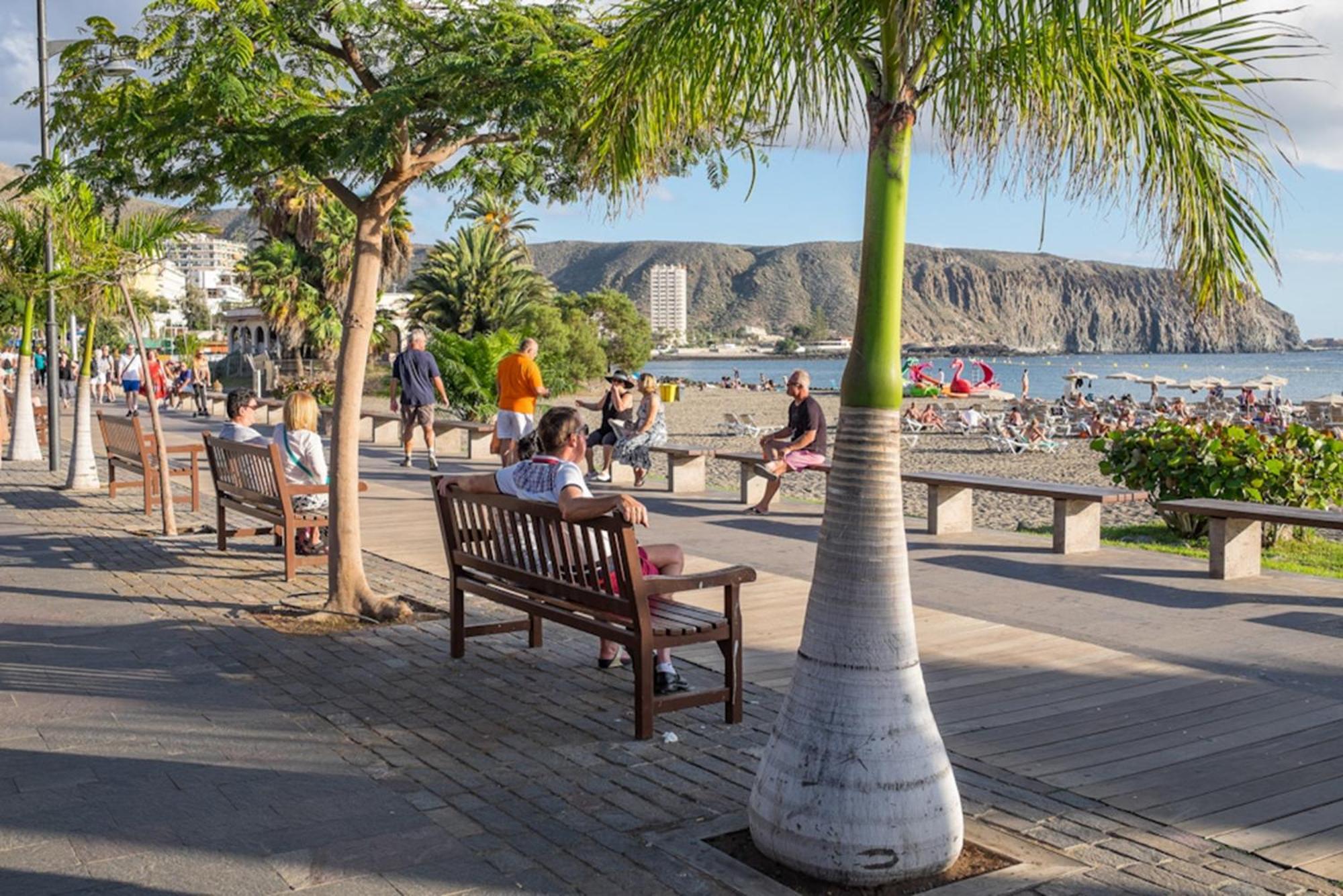 Few Steps From The Beach Hostel In Los Cristianos Arona  Bagian luar foto