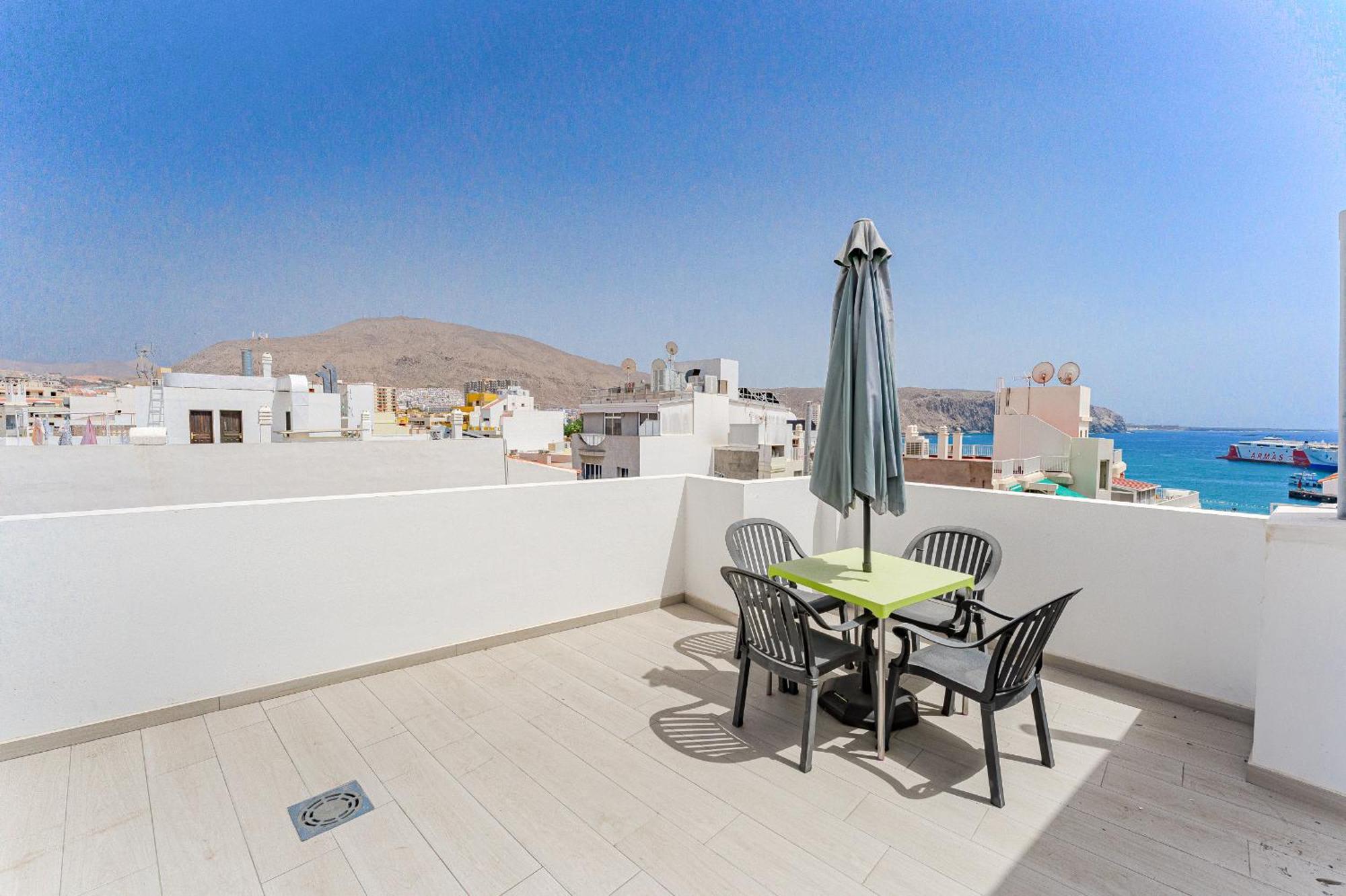 Few Steps From The Beach Hostel In Los Cristianos Arona  Bagian luar foto