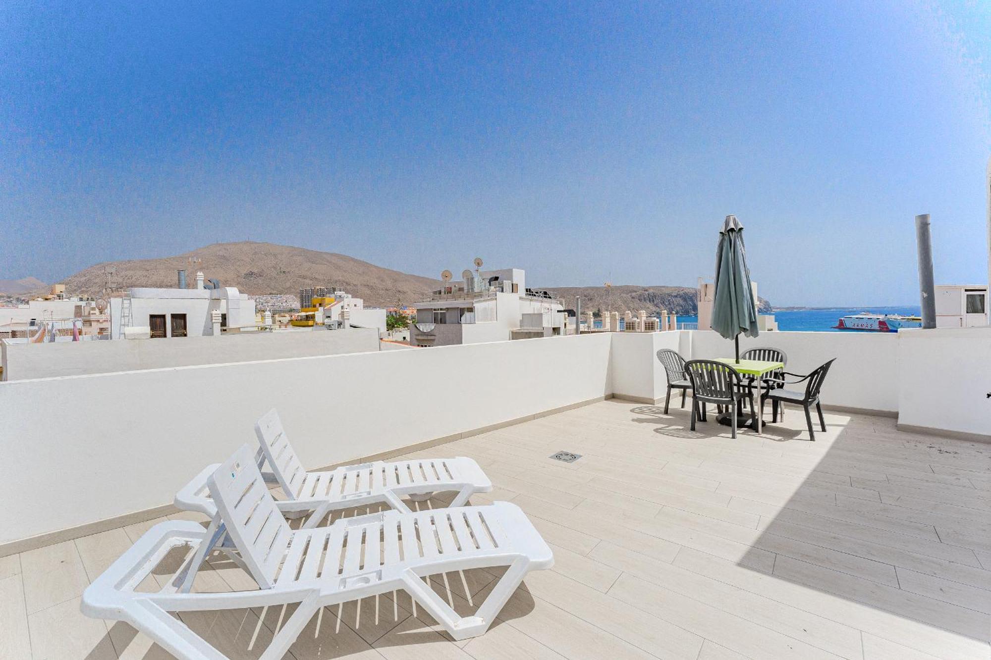 Few Steps From The Beach Hostel In Los Cristianos Arona  Bagian luar foto